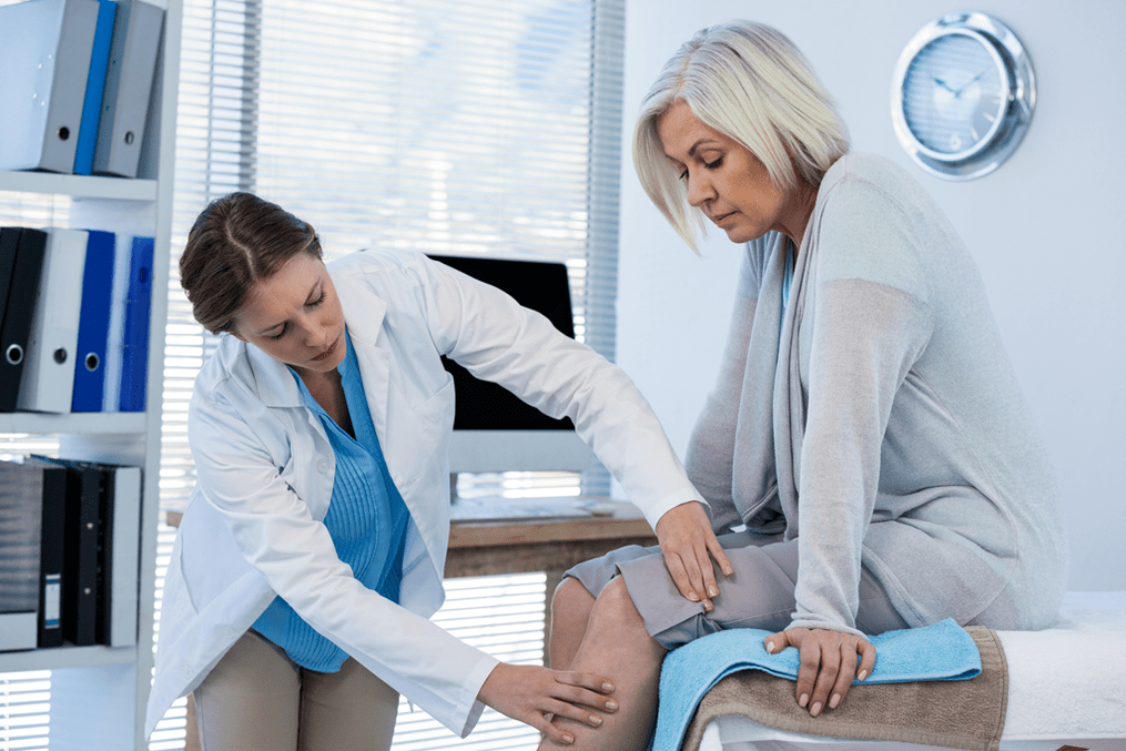 Lekár vyšetruje pacienta s artrózou kolenného kĺbu