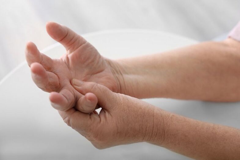 Bolesť rúk a prstov je bežným príznakom cervikálnej osteochondrózy