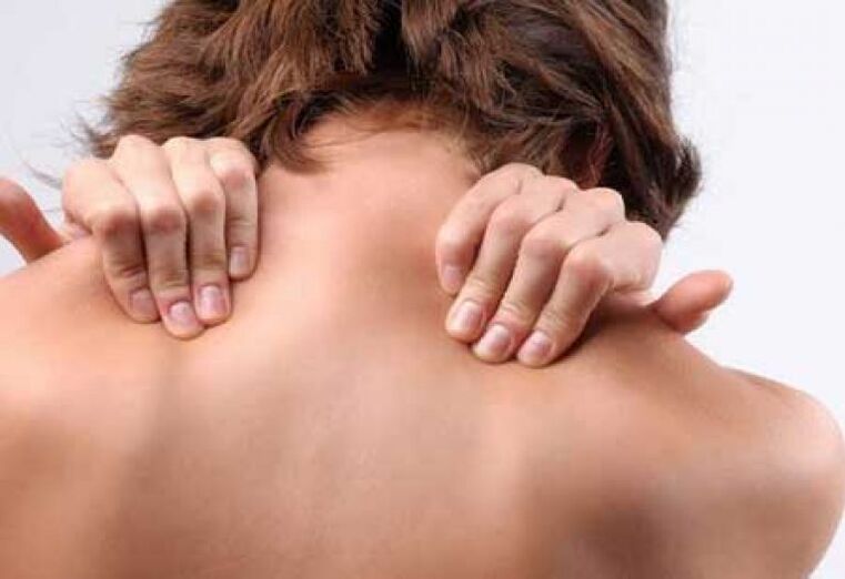 Symptómom hrudnej osteochondrózy je bolestivá bolesť medzi lopatkami. 