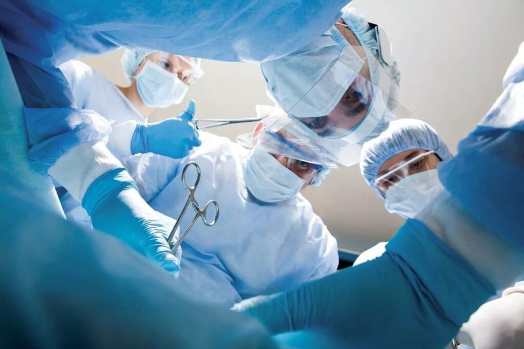 Pri komplikovanej hrudnej osteochondróze sa vykonáva operácia